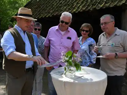 Die Dötlinger Gartenkultour startete am 1. Mai in die neue Saison. Auf dem Hof „Alte Schmiede“ im Ortskern führte Manfred Schwarz (links) die Besucher über das Gelände.