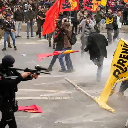 Türkische Polizisten gehen gegen Demonstranten vor, als diese versuchen, den Taksim-Platz für eine nicht genehmigte Maikundgebung zu erreichen.
