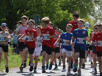 Trotz der hei&szlig;en Temperaturen zeigten die 350 L&auml;ufer bei der 33. Auflage des Gristeder Mailaufs viel Einsatz und erreichten gute Zeiten.