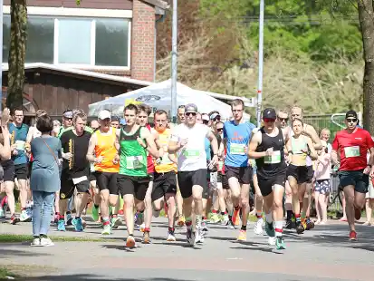 Trotz der hei&szlig;en Temperaturen zeigten die 350 L&auml;ufer bei der 33. Auflage des Gristeder Mailaufs viel Einsatz und erreichten gute Zeiten.