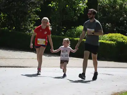 Trotz der hei&szlig;en Temperaturen zeigten die 350 L&auml;ufer bei der 33. Auflage des Gristeder Mailaufs viel Einsatz und erreichten gute Zeiten.