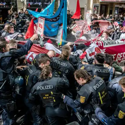 Einheiten der Polizei stoßen während der Revolutionären 1. Mai Demo in der Stuttgarter Innenstadt mit Demonstrationsteilnehmern zusammen. Dabei wurde auch Pfefferspray angewendet.