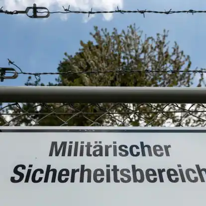 Schild mit der Aufschrift «Militärischer Sicherheitsbereich».