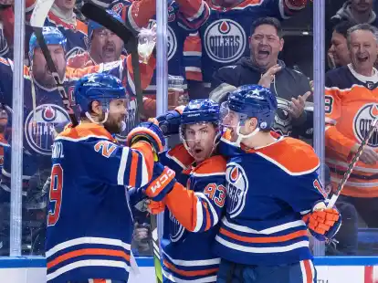 Leon Draisaitl (l) erzielte zwei Treffer f&uuml;r die Edmonton Oilers.