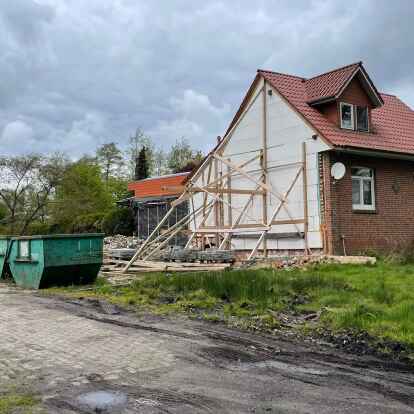 Die marode Doppelhaushälfte ist mittlerweile abgerissen worden. Das hat die Situation für das Haus der Schnieders aber noch nicht wirklich verbessert.