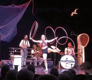 Maritime Kulisse, f&uuml;nf Musik-Matrosen und akrobatische Einlagen: Die Hamburger Gruppe &bdquo;Mahoin&ldquo; hatte einiges zu bieten.