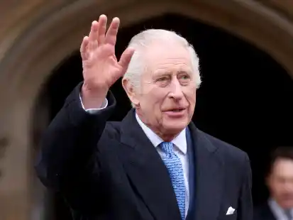Zurück in der Öffentlichkeit: König Charles III. winkt am Ostersonntag nach dem Ostergottesdienst in der St. George's Chapel auf Schloss Windsor