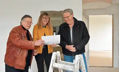 Freuen sich schon auf den Start der Kita in den neuen R&auml;umen: AWO-Kreisverbandvorstand Dieter Gehrken (links), AWO-Gesch&auml;ftsf&uuml;hrerin Doris Tjarks und der stellvertretende Ortsb&uuml;rgermeister Thomas Lehmann (FDP).