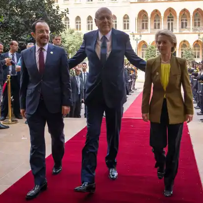 Schiebt den Flüchtlingsdeal an: der libanesische Ministerpräsident Nadschib Mikati (M) mit dem zypriotischen Präsidenten Nikos Christodoulidis und EU-Kommissionspräsidentin Ursula von der Leyen.