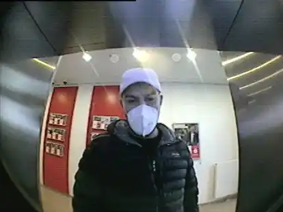 W&auml;hrend der Tat trug der Mann eine wei&szlig;e Cap und eine FFP2-Maske.