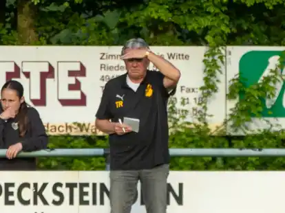 Beverns Trainer Wolfgang Schütte (vorne) nimmt den nächsten Gegner ins Visier.