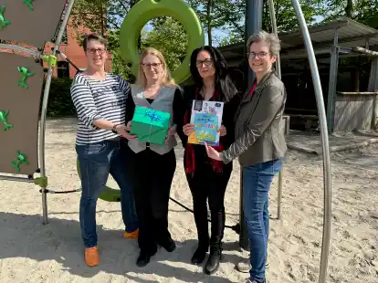 Freuen sich &uuml;ber das Projekt (v. li.): Heike Liebau (EFB), Schulleiterin Andrea Oltmanns, Fachkraft Rezana Hasan und EFB-Leiterin Claudia Lehnort.
