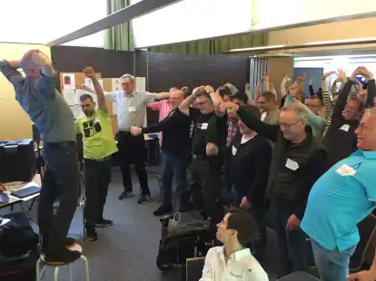 Wer singen will, muss sich zun&auml;chst mal lockern &ndash; das gilt f&uuml;r Aphasiker genauso wie f&uuml;r gesunde Menschen. Chorleiter Jens Marnowsky zeigt, wie&rsquo;s funktioniert.