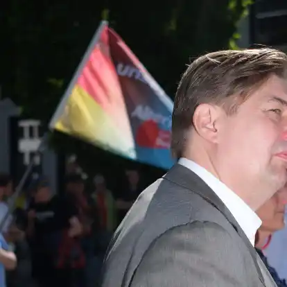 Maximilian Krah ist erstmals nach Bekanntwerden des Spionagefalls bei seinem Mitarbeiter wieder öffentlich aufgetreten. Hier bei einer AfD-Kundgebung in Chemnitz.