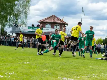 Der SV Höltinghausen (grüne Trikots) steht in der Fußball-Kreisliga bereits als Meister fest.
