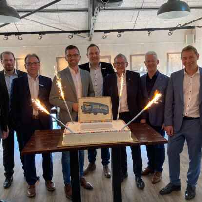 Mit einer Torte der Bäckerei Ripken wurde der Startschuss für die neue Buslinie Wiesmoor-Remels-Augustfehn (Linie 470) gefeiert.