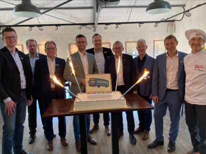 Mit einer Torte der Bäckerei Ripken wurde der Startschuss für die neue Buslinie Wiesmoor-Remels-Augustfehn (Linie 470) gefeiert.