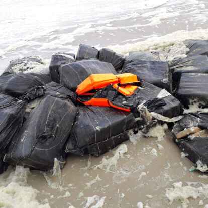 Auf Borkum wurden Ende April rund 20 Säcke mit bislang unbekanntem Inhalt angeschwemmt.