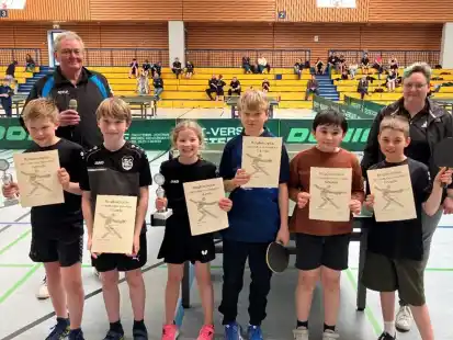 Stolze Sieger: die U11-Tischtennisspieler mit Kreissportwart Rudi Albrecht (links) und Kreisjugendwartin Claudia Fust (rechts)