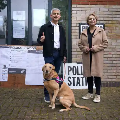 Londons amtierender Bürgermeister Sadiq Khan und seine Frau Saadiya Ahmed kamen samt Hund zur Stimmabgabe.
