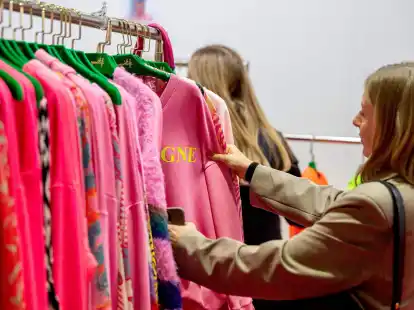 Besser shoppen: Wer m&ouml;glichst nachhaltig einkaufen will, sollte vor allem auf Second Hand St&uuml;cke setzen. Bei neuen Klamotten k&ouml;nnen Kennzeichnungen Orientierung geben.