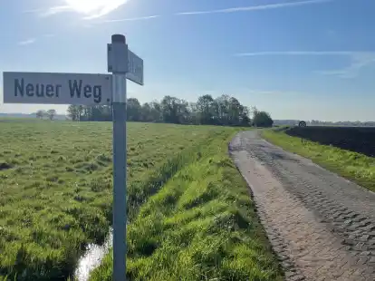 Beliebt als Schleichweg, ist aber inzwischen seit Jahren f&uuml;r die &Ouml;ffentlichkeit gesperrt: der Balkweg zwischen Ihlow und S&uuml;dbrookmerland.
