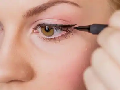 Insgesamt 14 schwarze Eyeliner hat Stiftung Warentest untersucht. Fazit: Die besten Eyeliner sind Stifte.