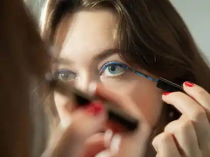 Damit der blaue Lidschatten gut zur Geltung kommt, sollte das restliche Make-up eher dezent ausfallen.