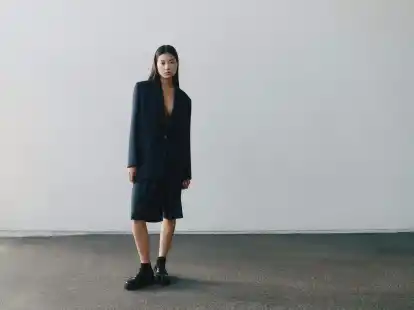 Seri&ouml;s, elegant und b&uuml;rotauglich: Kurze Hosen mit Blazer kombiniert, wie im Look von Ivy Oak (Blazer ca. 295 Euro, Shorts ca. 145 Euro).