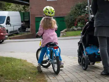 Kinder bis zum Alter von acht Jahren müssen mit dem Fahrrad auf dem Gehweg fahren - oder auf baulich von der Fahrbahn getrennten Radwegen.