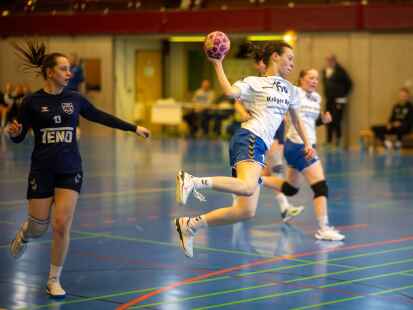 Die Handball-Damen aus Augustfehn bestreiten am Samstag ihr letztes Heimspiel in der Saison: Unser Bild zeigt eine Spielszene aus einer Begegnung zu Hause (die Augustfehnerinnen in weiß-blauen Trikots).