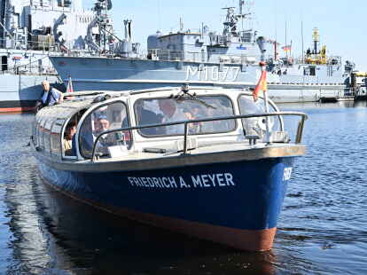 Hafenrundfahrt mit der Barkasse „Friedrich A. Meyer“ des Marinemuseums in Wilhelmshaven.