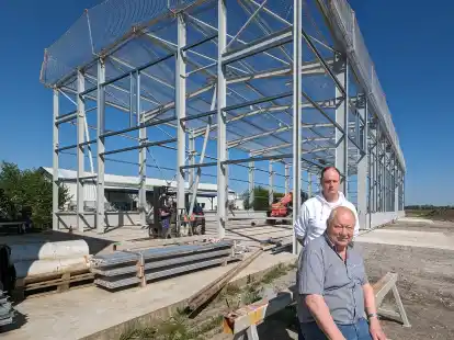 Das Unternehmen wächst und wächst: Stefan Maas und sein Vater Siegfried Maas (vorne) wollen im Juni ihre neue Produktionshalle in Großensiel in Betrieb nehmen.