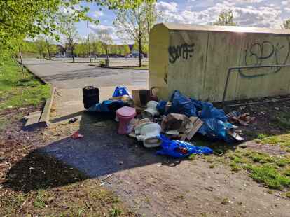 Momentaufnahme aus dem April: Müllhaufen unterschiedlicher Zusammensetzung können fast regelmäßig am Containerstandort am Kaufpark Kreyenbrück fotografiert werden.