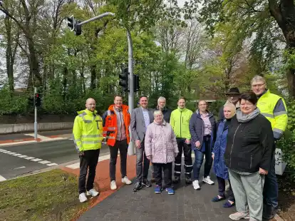 Erst k&uuml;rzlich wurde sie in Betrieb genommen: Vertreter der Huder Gemeindeverwaltung, des Gemeinderates und Planer vor der neuen Ampel an der Langenberger Stra&szlig;e (Archiv).