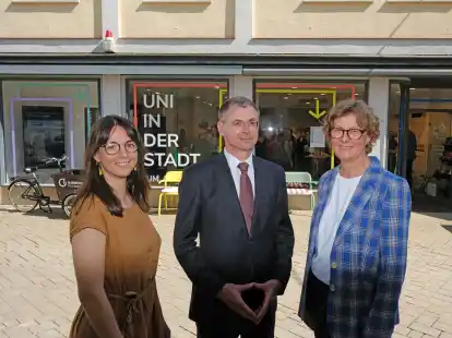 Anna Kr&auml;mer, Prof. Dr. Ralf Gr&uuml;ttemeier und Corinna Dahm-Brey (von links) vor dem neuen Laden.