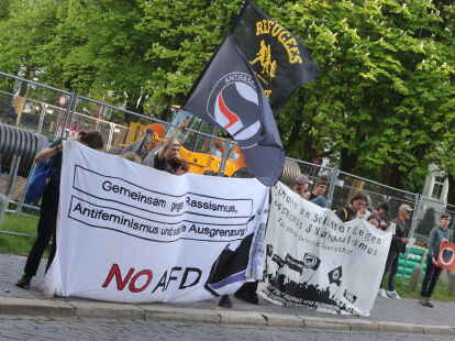 Demo vor dem Alten Landtag: Aktivisten protestierten gegen die Teilnahme der AfD an einer VHS-Veranstaltung.