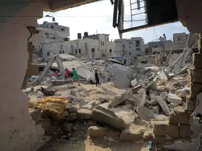 Während Kinder zwischen den Trümmern zerstörter Häuser spielen, halten die indirekten Verhandlungen über einen Geisel-Deal im Gaza-Krieg weiter an.