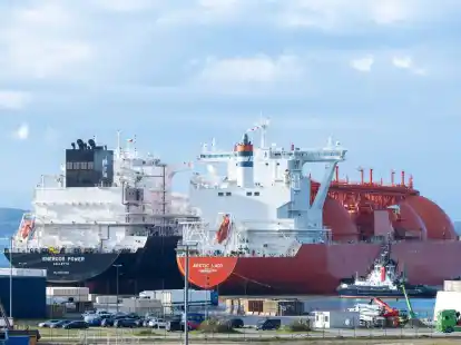Ein LNG Tanker liegt mit einer Ladung LNG im Energie-Terminal. Auf der Insel R&uuml;gen kann Fl&uuml;ssigerdgas angelandet und nach der Umwandlung in Gas &uuml;ber eine Erdgas-Anbindungsleitung nach Lubmin in das deutsche Verteilnetz eingespeist werden.