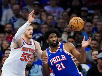 Isaiah Hartenstein (l) von den New York Knicks versucht Philadelphias Star Joel Embiid zu stoppen.