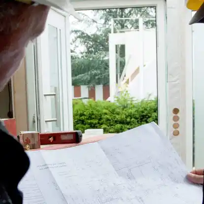 Projekt Eigenheim: Der Bauantrag sollte erst gestellt werden, wenn der Zeitpunkt für den Bau oder Umbau feststeht, da eine Baugenehmigung mit der Zeit erlöschen kann.