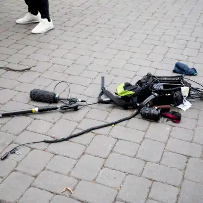 Die Ausrüstung eines Kamerateams liegt nach einem Übergriff in Berlin auf dem Boden.