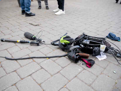 Gewalt gegen Journalisten – auch in Deutschland: Am 1. Mai 2020 etwa wurde die Ausrüstung eines Kamerateams bei einem Übergriff zerstört. (Archivbild)
