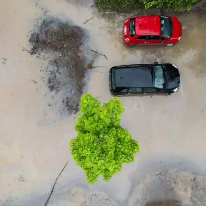 Autos stehen auf einem überschwemmten Parkplatz  in Frankfurt am Main.