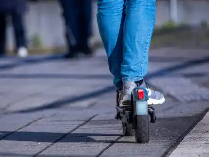 Die Mitnahme von E-Scootern ist wegen Sicherheitsbedenken bereits in mehreren Städten in Bussen und Bahnen verboten worden (Symbolbild).