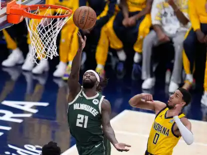 Patrick Beverley (l) von den Milwaukee Bucks verlor in der Partie gegen die Indiana Pacers die Nerven.