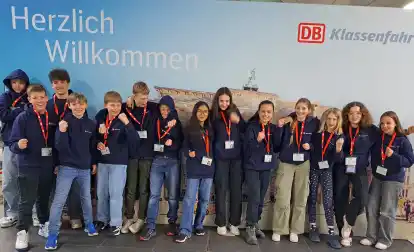 Eine starke Gemeinschaft: die Schülerinnen und Schüler des Mariengymnasiums Jever beim hochkarätig besetzten Bundesentscheid in Berlin