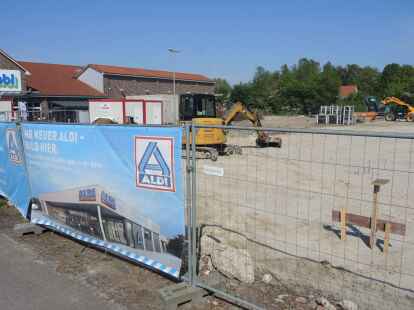 Nach monatelanger Pause auf der Baustelle für den Friedeburger Aldi-Markt sind jetzt wieder Arbeiter und Baufahrzeuge auf dem Grundstück zu finden.