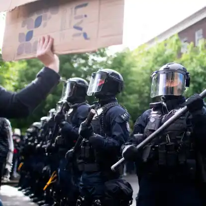 Die Polizei des Bundesstaates Oregon bildet eine Linie hinter der Millar Library der Portland State University, wo mehrere propalästinensische Demonstranten, die das Gebäude besetzt hatten, verhaftet wurden.