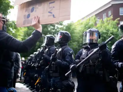 Die Polizei des Bundesstaates Oregon bildet eine Linie hinter der Millar Library der Portland State University, wo mehrere propalästinensische Demonstranten, die das Gebäude besetzt hatten, verhaftet wurden.
